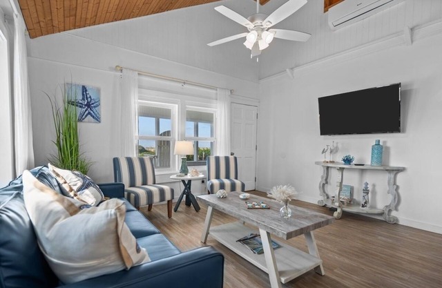 Steps to the Beach Cottage: Pet-Friendly