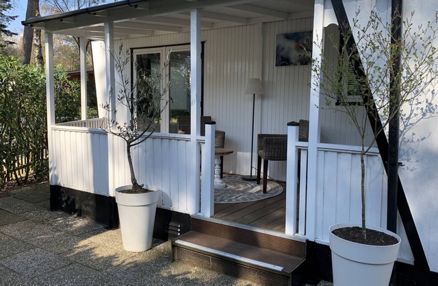 Stijlvol Chalet met Charmante Veranda op de Veluwe