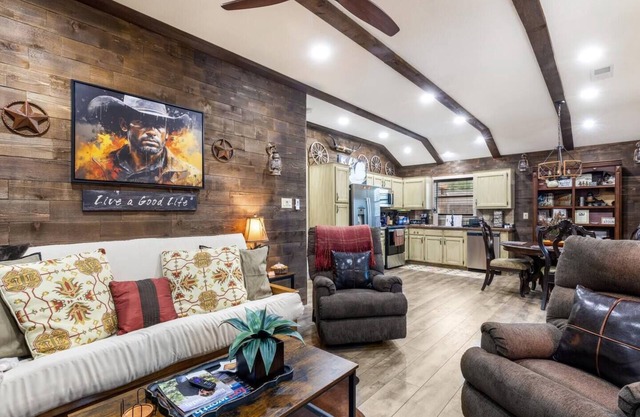 Stockyards 5 mins!-New!-Sleeps 8. Cowboy Bungalow, TCU close by