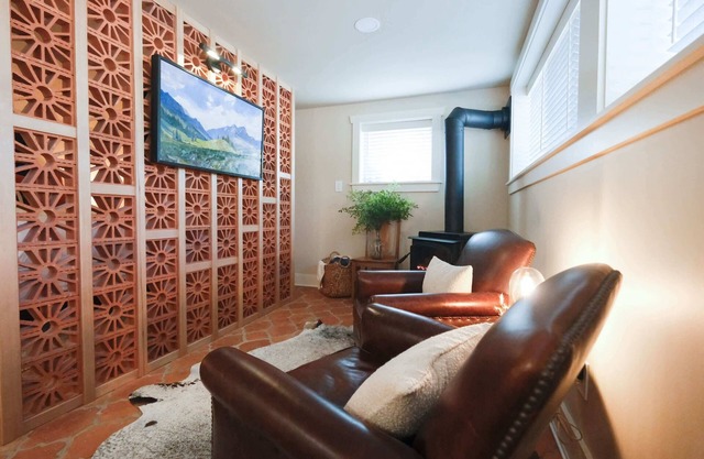 Stone Cottage w/ Artisan Design in Cascade