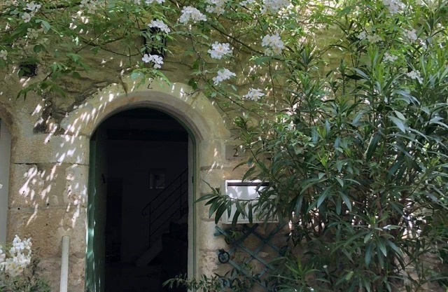 Cabaña de piedra con terraza