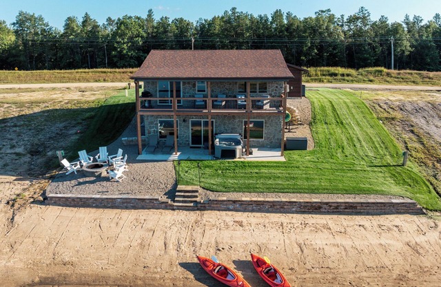 Stone Cottage - Lakefront/Beach/Arcade/HotTub/MassageChair/2 Kings/Near WI Dells