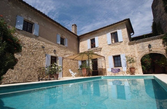 Auténtica casa de piedra junto al río con una gran piscina.