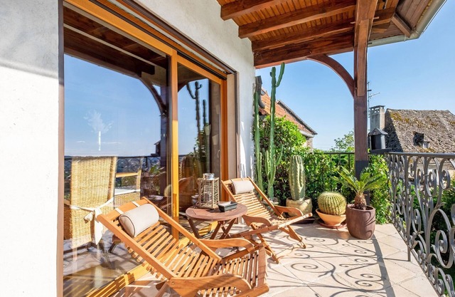 Lujosa casa de vacaciones en Altillac con piscina privada