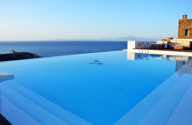 Villa de piedra, cerca del mar con una gran piscina y vistas al mar.