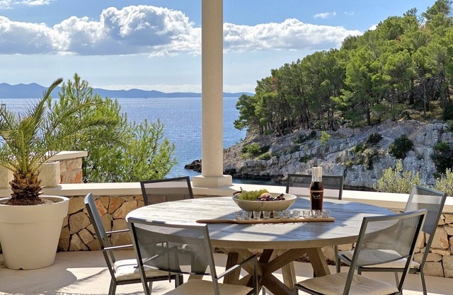 Villa de piedra con jacuzzi y playa privada Isla Brac Croacia