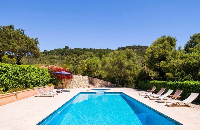 Villa de piedra natural con piscina: Villa Son Reus