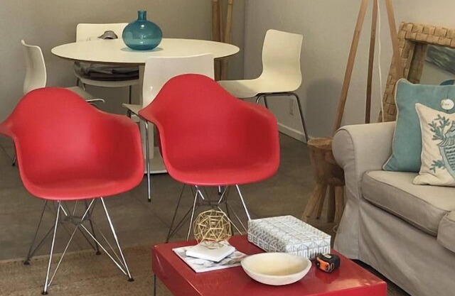 BIENVENIDO A CASA SOMBRERO. Si está buscando un lugar perfecto para su próxima escapada romántica o retiro de pareja, no busque más allá de este exquisito condominio de 1 dormitorio y 1 baño en Palm Springs. Hosting 2, el condominio ofrece una tala exc...