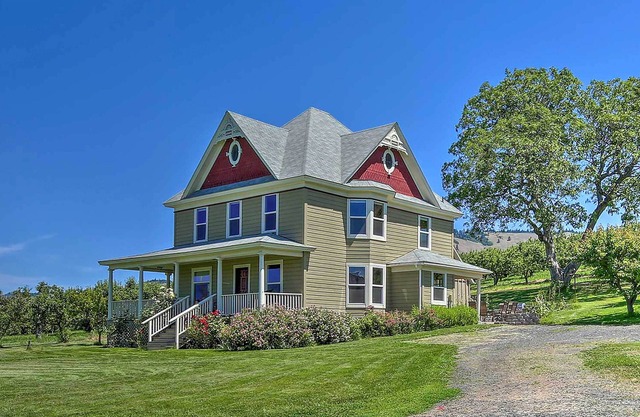 'StoryBook Glade’ Historical Homestead w/ Views!