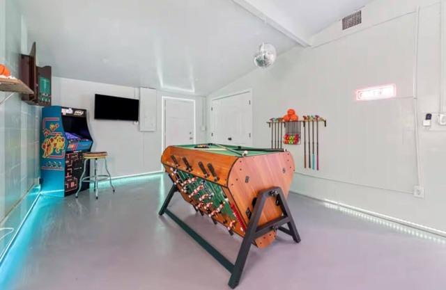 StPeteBeachBungalow-SltPool/golf/gameroom-Slps 10