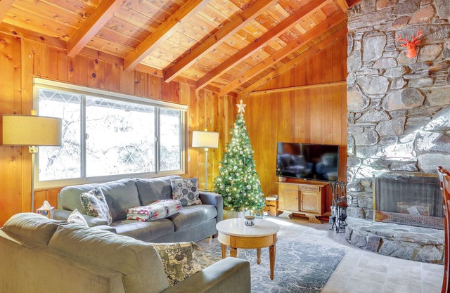 Strawberry Creek Gem w/ Deck, Walk to Town!