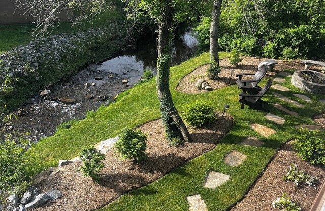 Stream....Firepit....Downtown Blowing Rock. Newly renovated. Cozy!!!