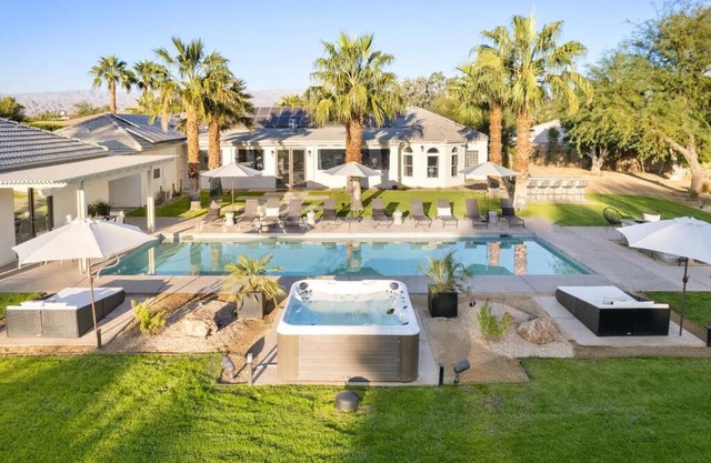 Strut Oasis 71 - Redesigned 1-Acre Estate, Volleyball, Putting Green, Fire Pit, Billiards!