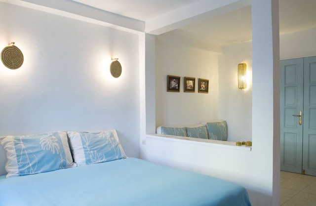 Estudio (segundo piso) + 3 personas en el acceso Medina a un salón y terrazas