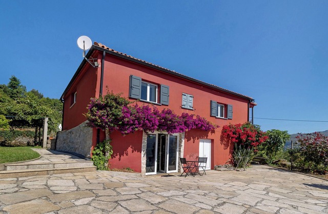 Apartamento estudio '' con vistas a la montaña, piscina compartida y Wi-Fi