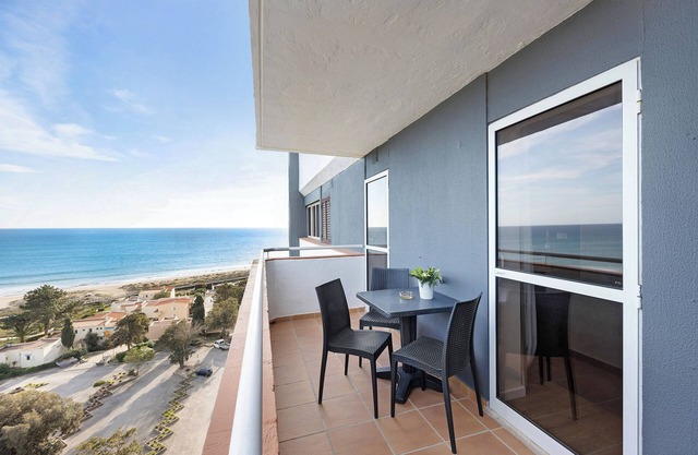 Apartamento 'Estudio Vista Mar Atlántico' con vistas al mar, piscina y Wi-Fi