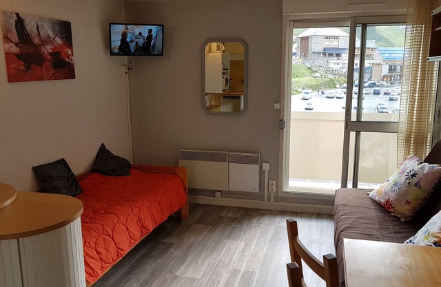 Estudio al pie de las pistas, ideal para excursiones, estacionamiento cubierto, balcón.