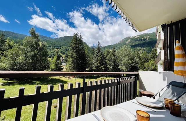 Studio Cabine Rénové avec Balcon et Parking Près des Pistes – La Salle-les-Alpes - FR-1-330F-220