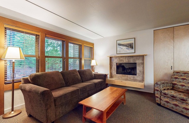 Studio condo with access to shared pools, hot tubs, close to Mt. Bachelor