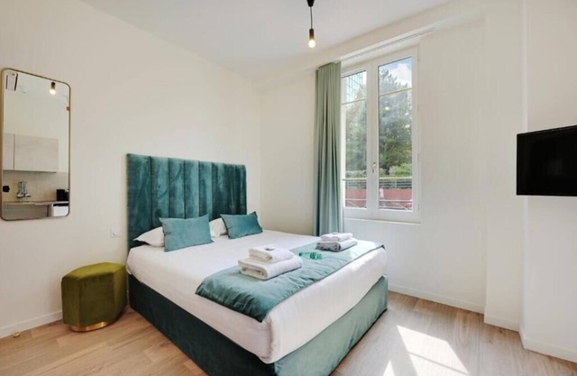 Studio Deluxe PMR apartment with WiFi, AC in nice Levallois-Perret