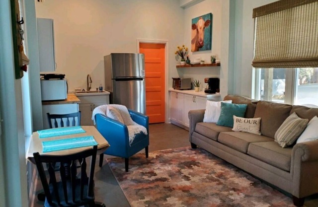 Studio - direct 2 min beach walk with public access end of street.