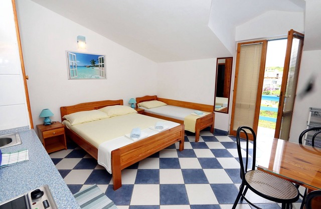 Apartamento-estudio con balcón y vista al mar Sucuraj, Hvar (AS-3589-l)