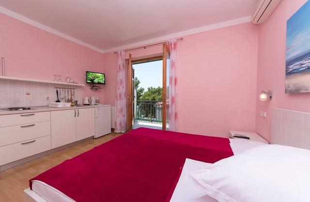 Apartamento-estudio con balcón y vista al mar Brela, Makarska (AS-20778-b)