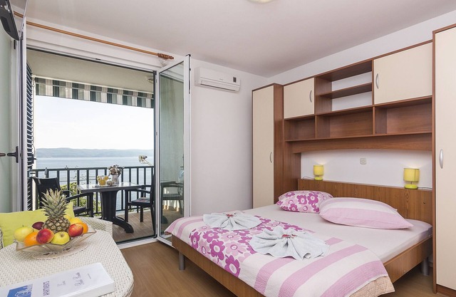 Apartamento-estudio con balcón y vista al mar Brela, Makarska (AS-11687-c)