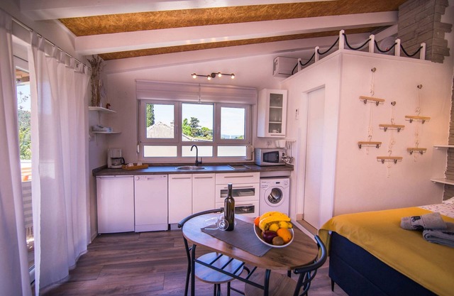 Apartamento-estudio con terraza y vista al mar Veli Losinj, Losinj (AS-21260-a)