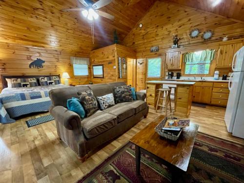 Studio in Gatlinburg with hot tub- super cozy!