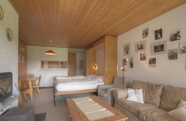 Studio (max 4 people) near the gondola with a view of the Valais Alps. Shops nearby