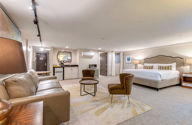 Studio Retreat for 4 Near DT, Walk to Broadway!