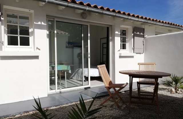 Estudio tipo cabaña para 2 personas, patio privado y piscina climatizada.
