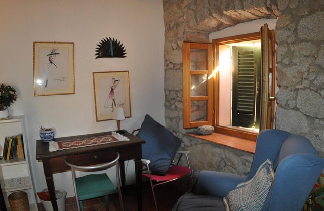 Estudio con muebles elegantes.