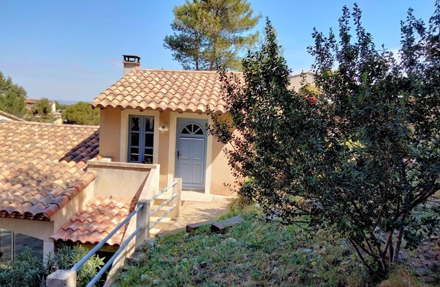Estudio con piscina en las colinas de Provenza