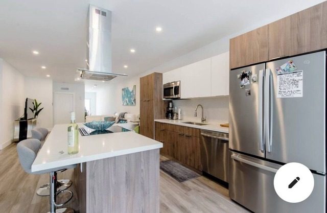 Stunning 2021 modern home of an artist 2 miles from beach. Sleeps 6
