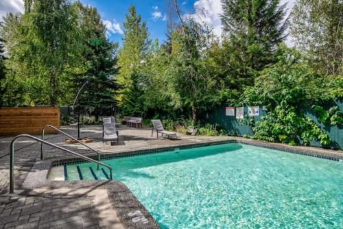 Stunning 2BR, Sleeps 6, Patio BBQ, Pool, Near Lakes