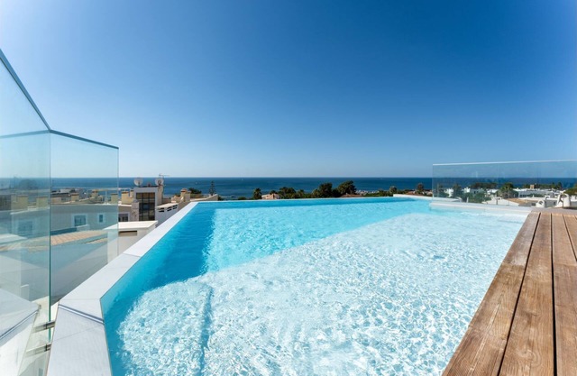 Stunning 3 BDR Flat W/ Rooftop Pool by LovelyStay