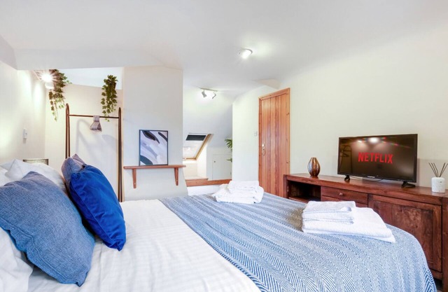 Stunning 4 Storey House in Reading w/ Parking, Garden, WiFi, Netflix & PS4!