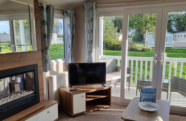 Stunning 5-Bed Hot Tub Retreat at Tattershall lake