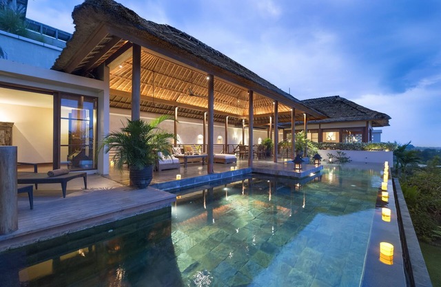 Impresionante villa de 5 dormitorios con vista al mar en Jimbaran '