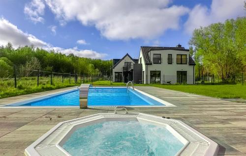 Stunning Apartment In Trzesacz