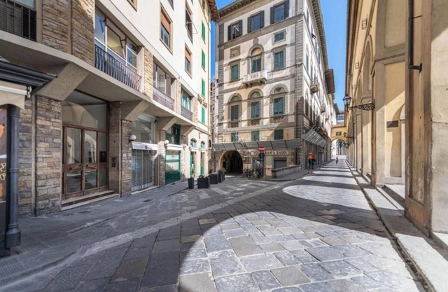 Stunning Apartment with Ponte Vecchio and Arno River Views