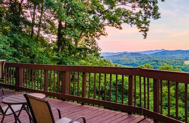 Asheville Mountain View casa para 12 personas, mesa de billar y jacuzzi 6 millas del centro