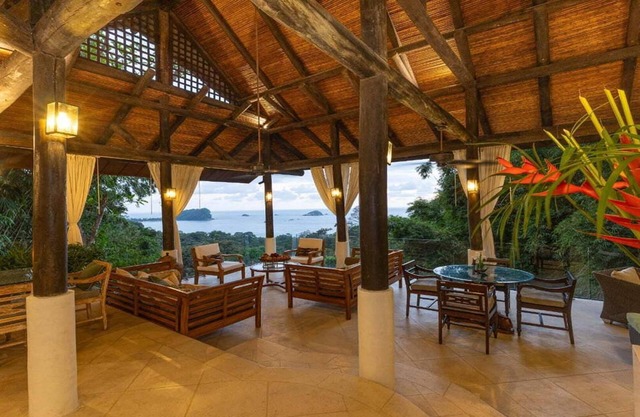 Impresionante villa balinesa. 4 camas King con vista al mar y piscina privada.