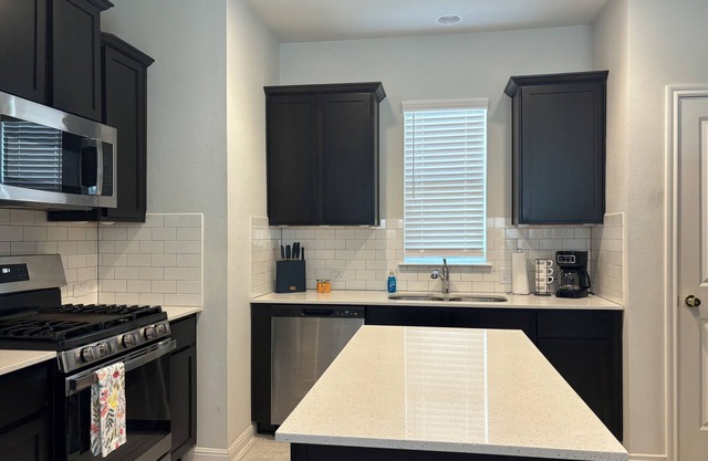 Stunning , Brand NEW 2-bedroom house with AC and WiFi in lovely San Marcos