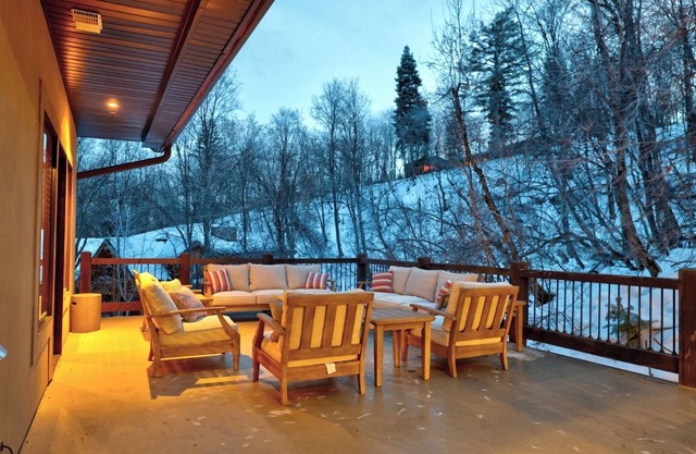 Stunning Cabin in Sundance Neighborhood- Gourmet Kitchen- Hot Tub- Theater Room