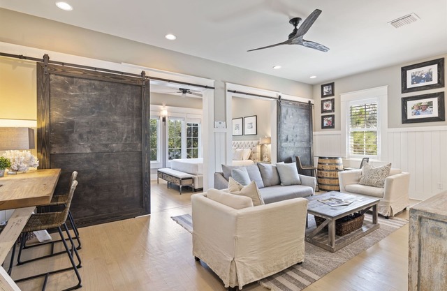Stunning Carriage House in Watercolor | 4 Pass Golf Cart | 2 Bicycles Included!