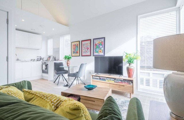 Stunning Central Apt - Balcony + Parking!