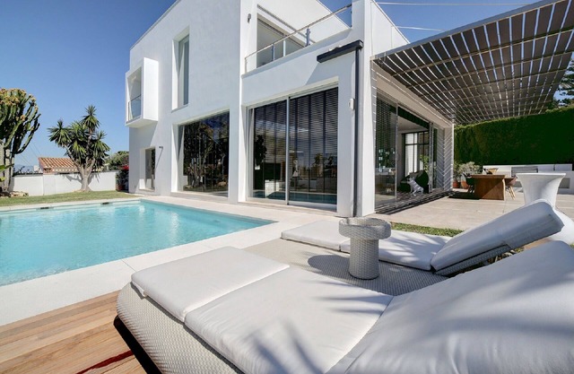 Impresionante villa contemporánea junto al campo de golf
